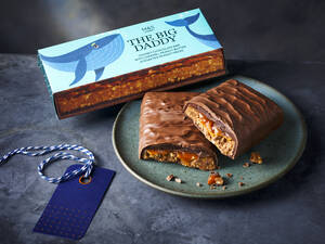 marksandspencer_DenOtcu2023_cokolada Big Daddy Bar s karamelem, arasidovym maslem a kousky arasidu_259Kc.jpg